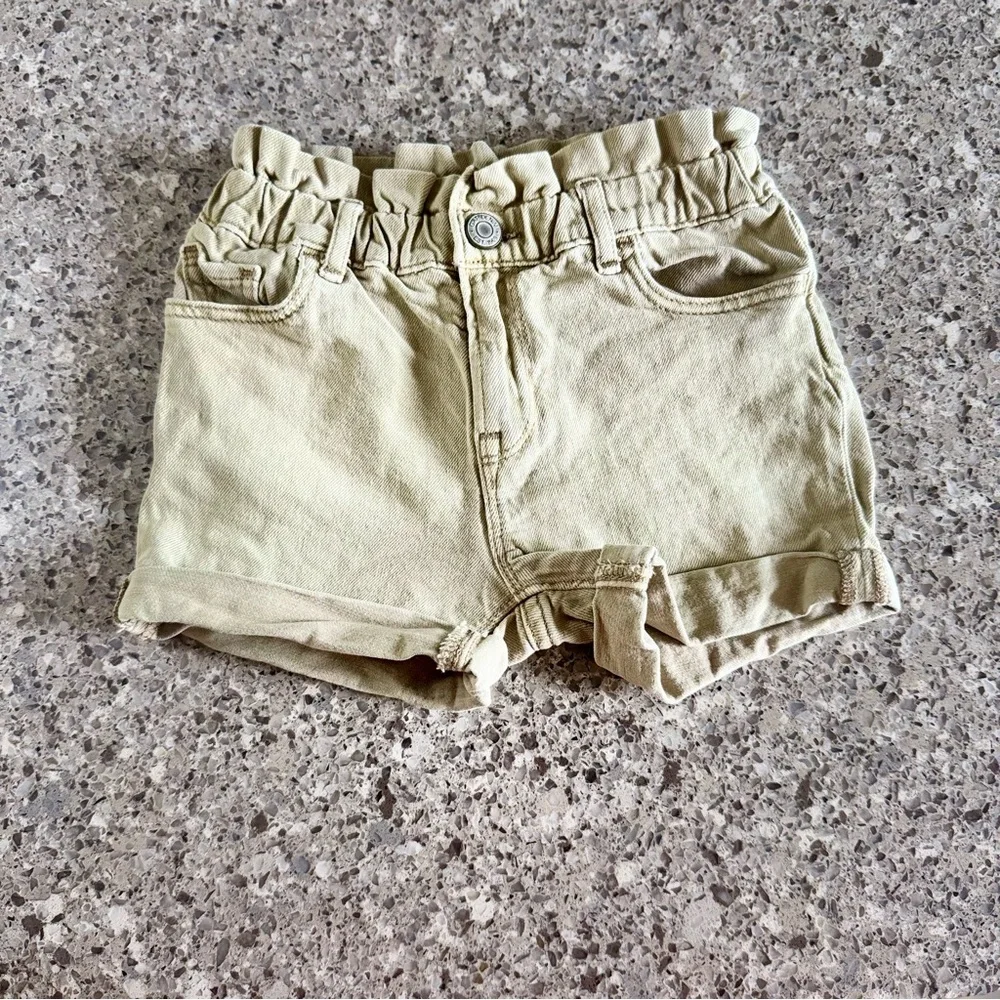 GAP l Girl’s Beige Elastic Waist l Paper Bag Shorts l Size: 4